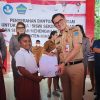 Bupati Joune Ganda Bagikan Ribuan Set Seragam SD dan SMP