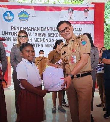 Bupati Joune Ganda Bagikan Ribuan Set Seragam SD dan SMP