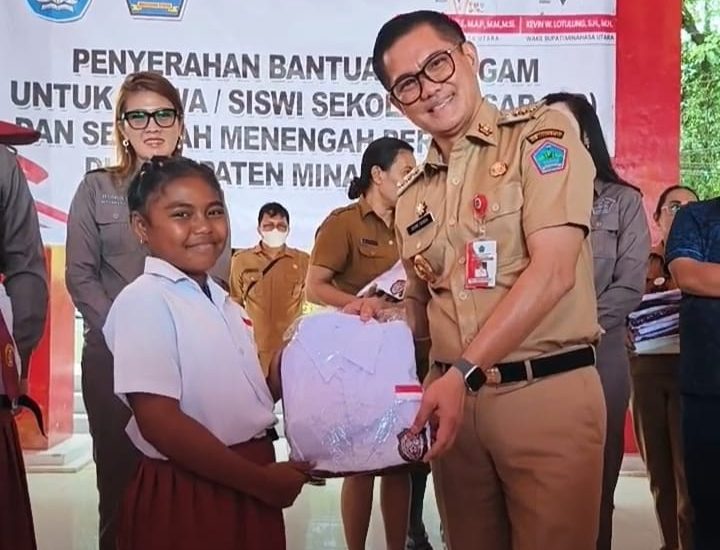 Bupati Joune Ganda Bagikan Ribuan Set Seragam SD dan SMP