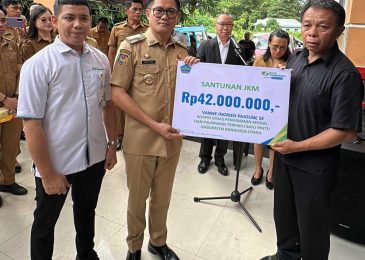 Bupati Joune Ganda Serahkan Santunan JKM Kepada Alhi Waris Almh Vanne Ingrid Pajouw
