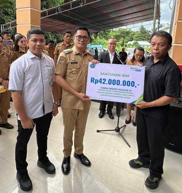 Bupati Joune Ganda Serahkan Santunan JKM Kepada Alhi Waris Almh Vanne Ingrid Pajouw