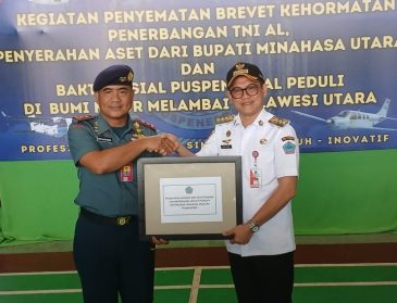 Menjadi Sejarah Penting, Bupati Joune Ganda Terima Anugerah Brevet Kehormatan Dari TNI AL