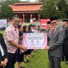 Peringatan Hari Pahlawan, Bupati Joune Ganda Serahkan Batuan Dana Hibah Untuk Rumah Ibadah