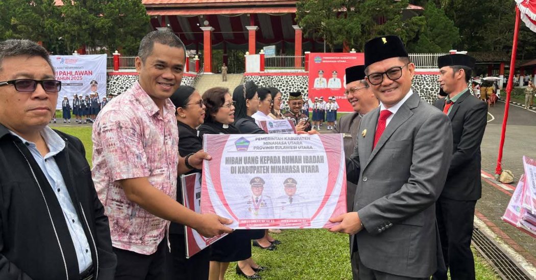 Peringatan Hari Pahlawan, Bupati Joune Ganda Serahkan Batuan Dana Hibah Untuk Rumah Ibadah