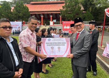 Peringatan Hari Pahlawan, Bupati Joune Ganda Serahkan Batuan Dana Hibah Untuk Rumah Ibadah