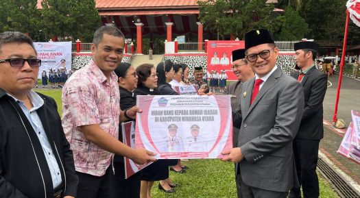 Peringatan Hari Pahlawan, Bupati Joune Ganda Serahkan Batuan Dana Hibah Untuk Rumah Ibadah